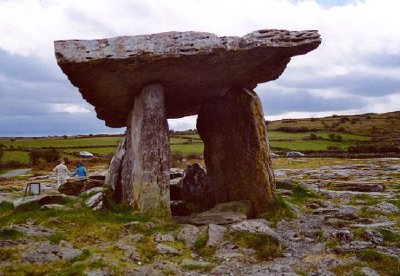 O monumento de pedra Poulnabrone, o Hole of Sorrows, Irlanda