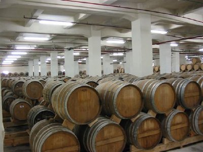 Un depósito de barricas de roble en Yerevan Brandy Company