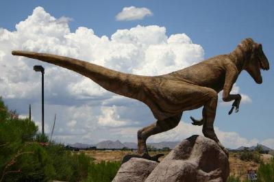 Statue eines Velociraptor-Dinosauriers