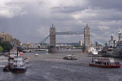 London Bridge, attraverso il Tamigi, Inghilterra.