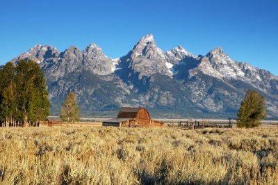 Barn with Mountain Backdrop jigsaw puzzle
