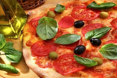 Pizza com Tomate e Manjericão
