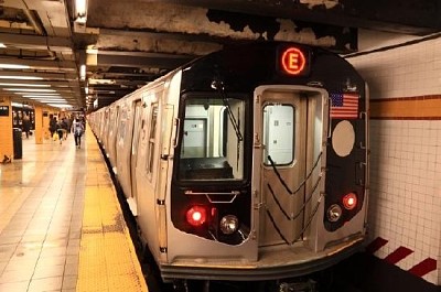 Train E en gare, métro de New York, USA