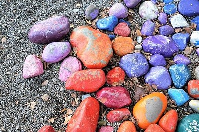 פאזל של אבנים צבעוניות