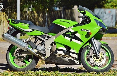 綠色摩托車