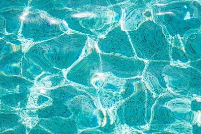 Reflexión del agua de la piscina