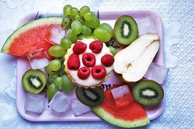 Perfekter Teller mit gesunden Früchten
