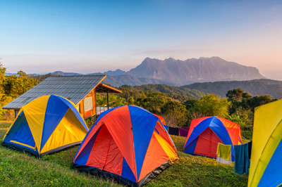 Barracas de acampamento no topo da montanha durante o nascer do sol