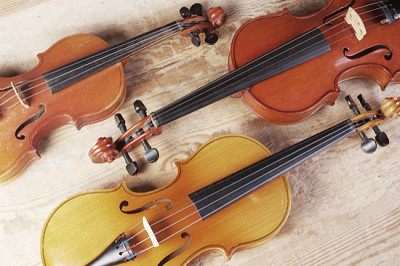 Tre violiner på trästruktur