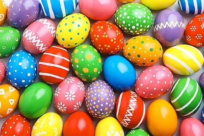 Muchos huevos de Pascua decorados, tradición festiva