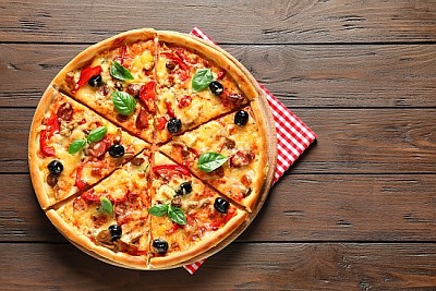 Deliciosa pizza com azeitonas e salsichas