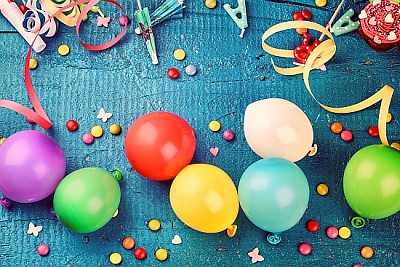Marco de cumpleaños colorido con artículo de fiesta multicolor