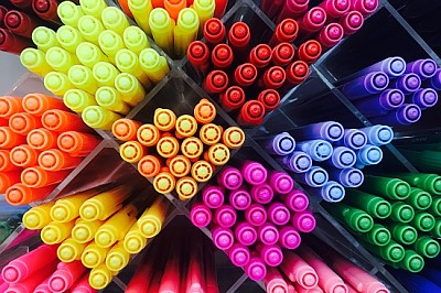Penne colorate sugli scaffali del negozio