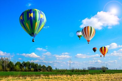 Balões de ar voaram sobre os campos da primavera
