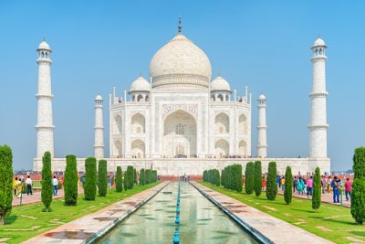 Taj Mahal auf blauem Himmelhintergrund in Agra, Indien