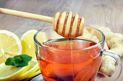 Miele, zenzero, limone e tazza di tè