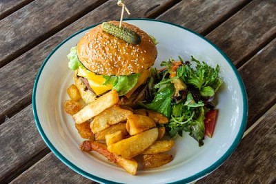 Cheeseburger gastronomique avec frites et salade