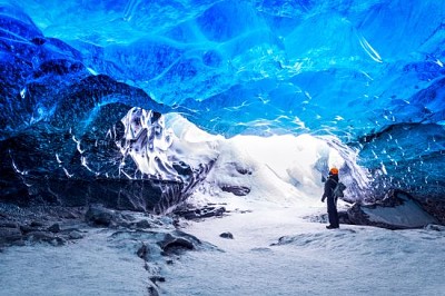 Viaggiatore nella grotta di ghiaccio, Parco nazionale di Vatnajokull