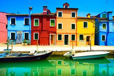 Punto di riferimento di Venezia, canale dell'isola di Burano
