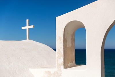 Techo blanco de una capilla en la isla de Santorini, Grecia