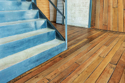 鐵和木地板的樓梯