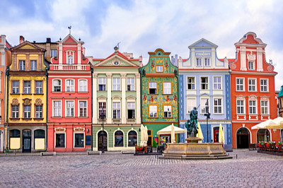 Façades Renaissance colorées sur le marché central