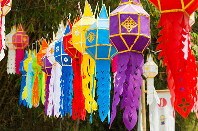 Lanterne en papier bouddhiste Lanna colorée faite pour Ann