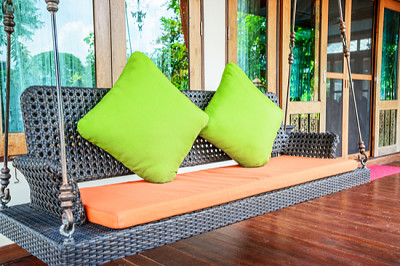 Panca oscillante per veranda in vimini plastica con pil verde