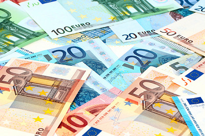 Una piccola pila di banconote in euro di carta come parte del tr