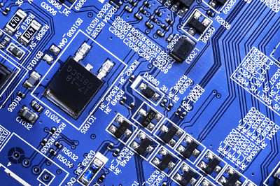 Foto macro de uma placa de circuito com resistores de microcirculação