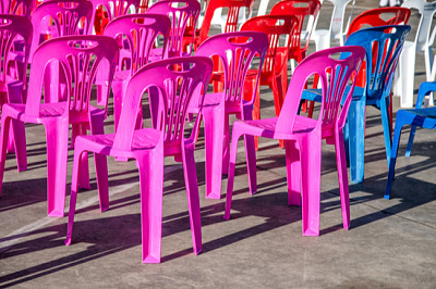 Patrón de sillas de plástico vacías vacantes