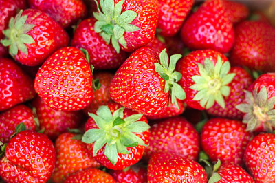 新鮮明亮的紅色草莓背景