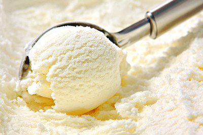 Paletta per gelato alla vaniglia, estratta da un contenitore