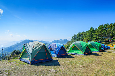 Camping och tält bland ängen på kullen, Chiang Mai,