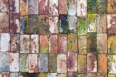 Vieilles briques fissurées colorées en arrière-plan