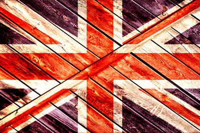 פאזל של דגל בריטניה על רקע עץ