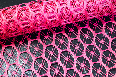 Buntes lila dekoratives Netzgewebe zum Dekorieren