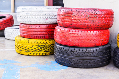 Vieux pneus usagés colorés