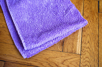 Toalla doblada de colores sobre fondo de madera: púrpura c