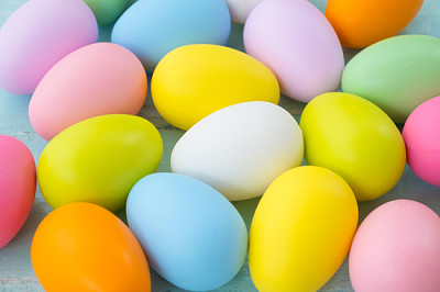 五顏六色的複活節彩蛋背景。春季假期