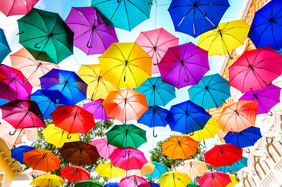 פאזל של רקע מטריות רב צבעוני. גוון צבעוני