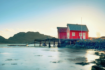 Krajobraz norweskiego wybrzeża z typowym czerwonym domem