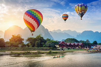 Balão de ar quente sobre o rio Nam Song ao pôr do sol em V