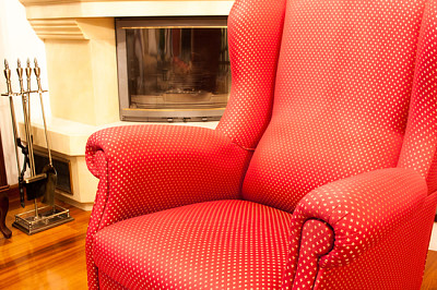 Rot dekorierter Sessel im Barockstil im Wohnraum