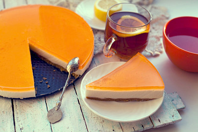 Orangengelee-Kuchen auf weißem hölzernem Hintergrund. Piec