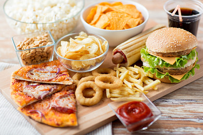 Fast food e concetto di mangiare malsano - primi piani