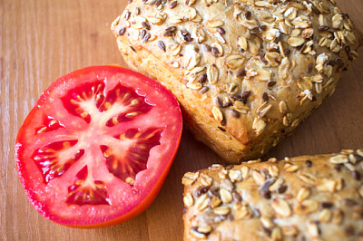 Composition of whole grain bread buns and tomato o jigsaw puzzle