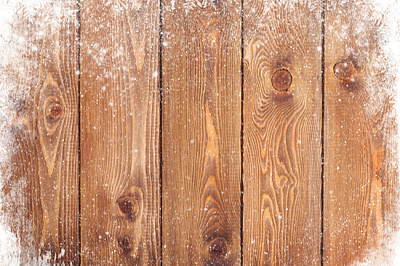 Vecchia struttura di legno con priorità bassa di natale della neve