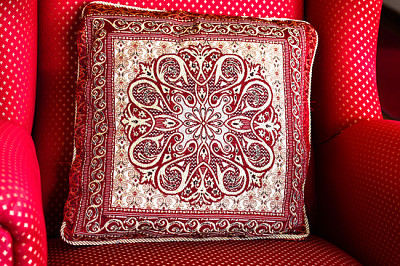 Almohada de patrón rojo en silla roja