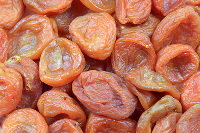 Frische reife getrocknete Aprikosenfrüchte als Bestandteil von t